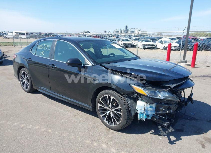 2019 Toyota Camry SE (VIN 4T1B11HK1KU714938) main photo