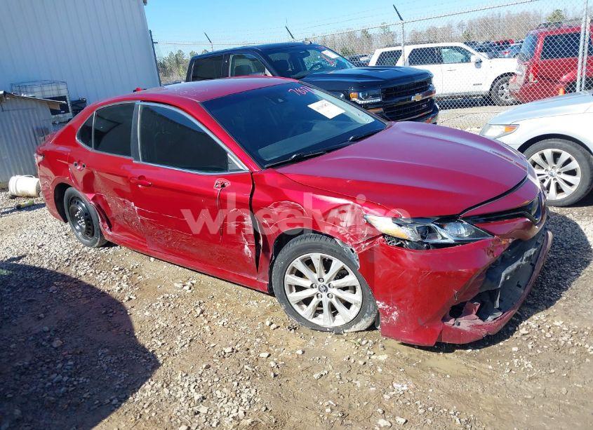 2019 Toyota Camry LE (VIN 4T1B11HK1KU715667) main photo