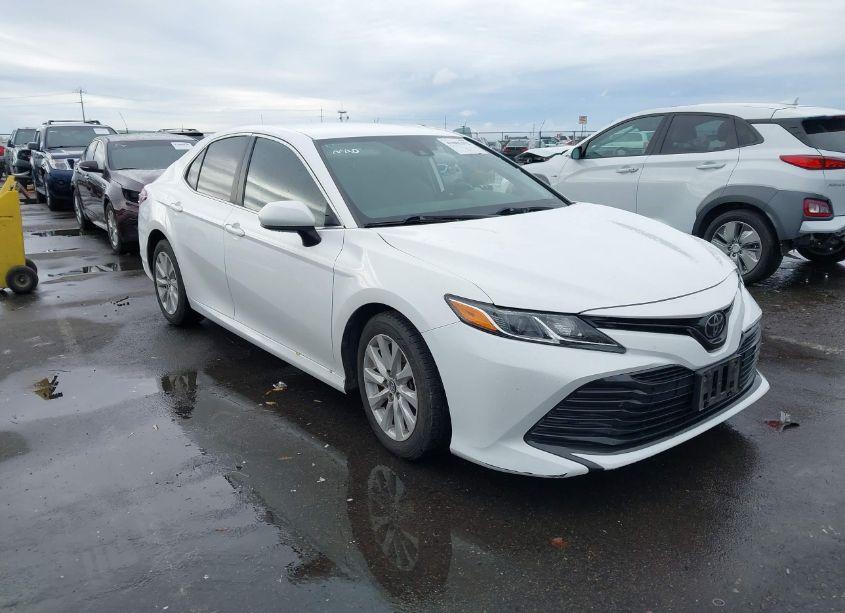 2019 Toyota Camry LE (VIN 4T1B11HK1KU719816) main photo
