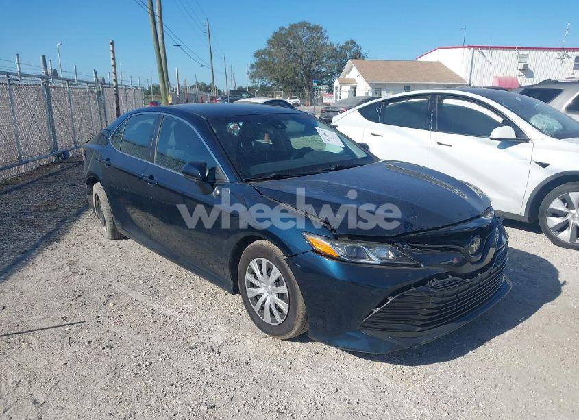 2019 Toyota Camry L (VIN 4T1B11HK1KU764237) main photo