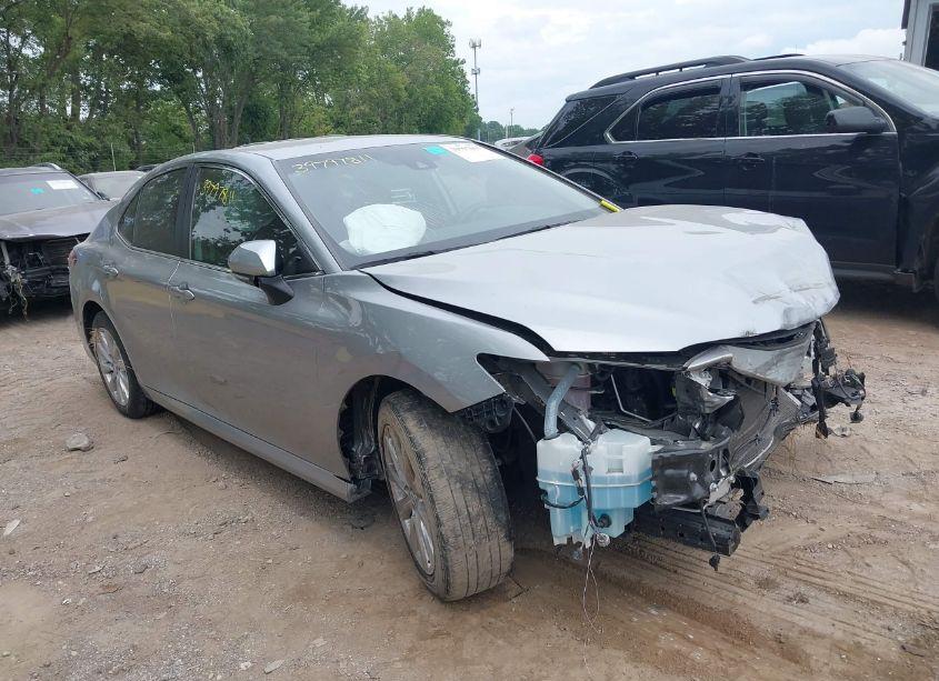 2019 Toyota Camry LE (VIN 4T1B11HK1KU785377) main photo