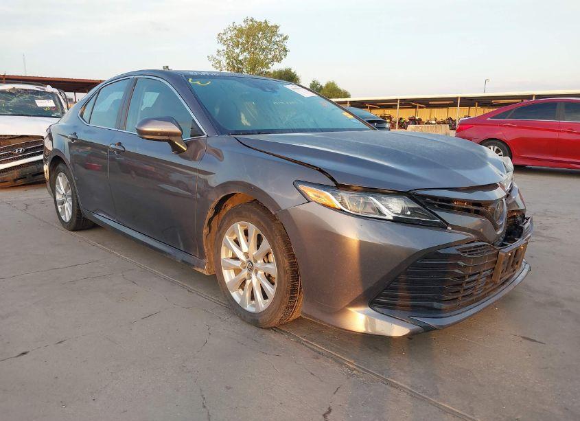 2019 Toyota Camry LE (VIN 4T1B11HK1KU787274) main photo