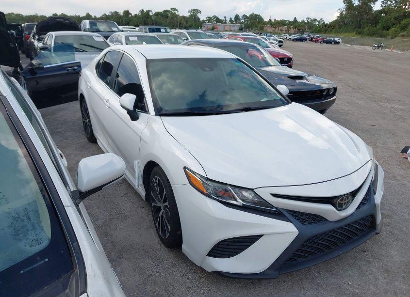 2019 Toyota Camry SE (VIN 4T1B11HK1KU788862) main photo
