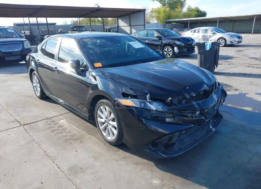 2019 Toyota Camry LE (VIN 4T1B11HK1KU811511) main photo