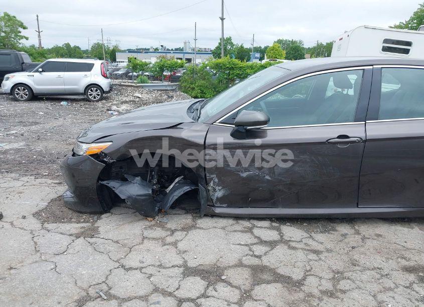 Photo 6 of 2019 Toyota Camry XLE (VIN 4T1B11HK1KU819432)