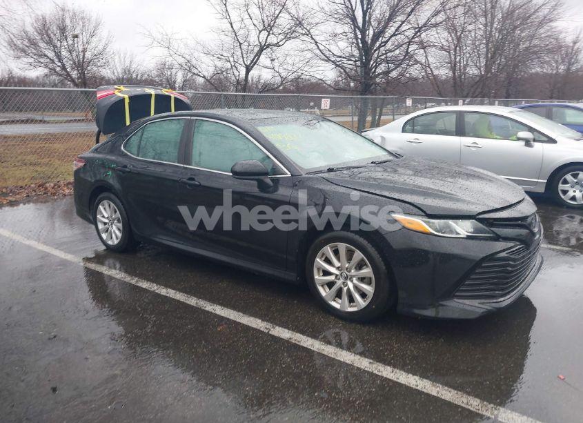 2018 Toyota Camry LE (VIN 4T1B11HK2JU005353) main photo