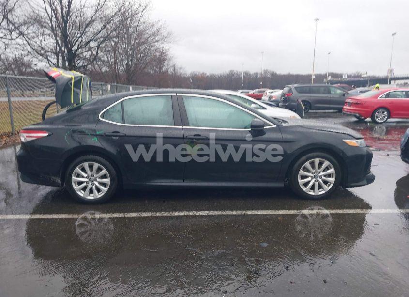 Photo 13 of 2018 Toyota Camry LE (VIN 4T1B11HK2JU005353)