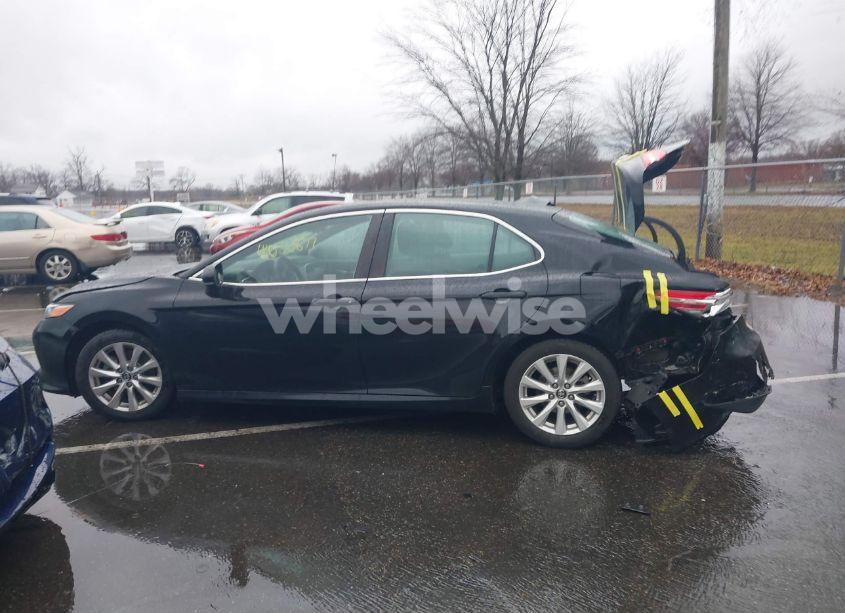 Photo 14 of 2018 Toyota Camry LE (VIN 4T1B11HK2JU005353)