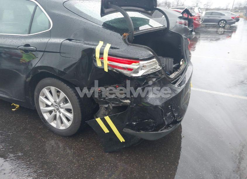 Photo 17 of 2018 Toyota Camry LE (VIN 4T1B11HK2JU005353)