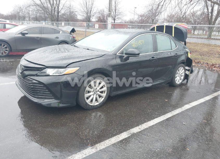 Photo 2 of 2018 Toyota Camry LE (VIN 4T1B11HK2JU005353)