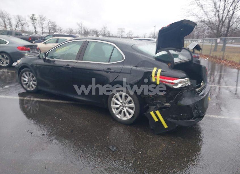 Photo 3 of 2018 Toyota Camry LE (VIN 4T1B11HK2JU005353)