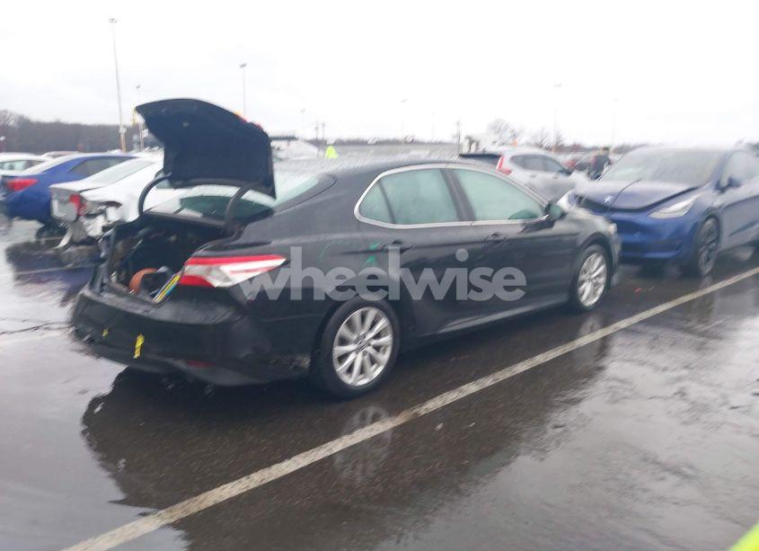 Photo 4 of 2018 Toyota Camry LE (VIN 4T1B11HK2JU005353)