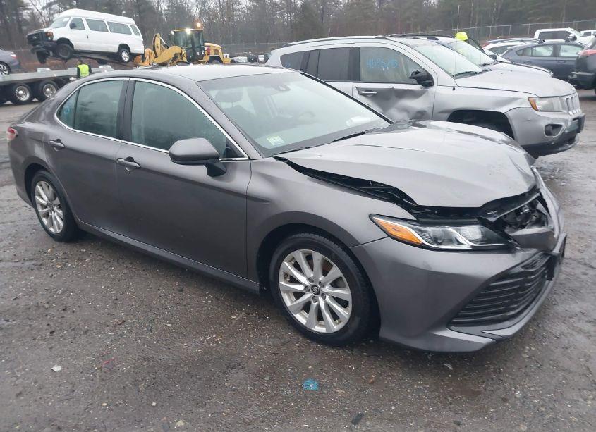 2018 Toyota Camry LE (VIN 4T1B11HK2JU008009) main photo