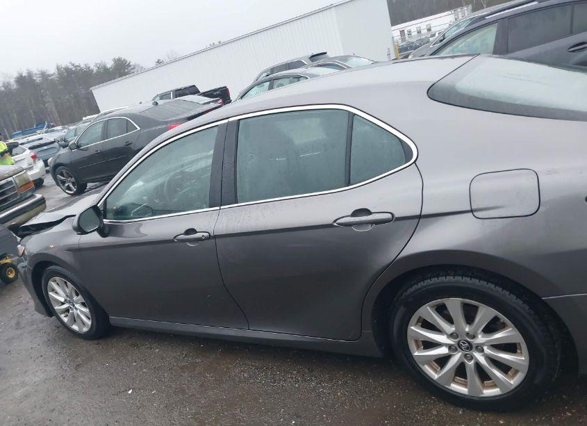 Photo 14 of 2018 Toyota Camry LE (VIN 4T1B11HK2JU008009)