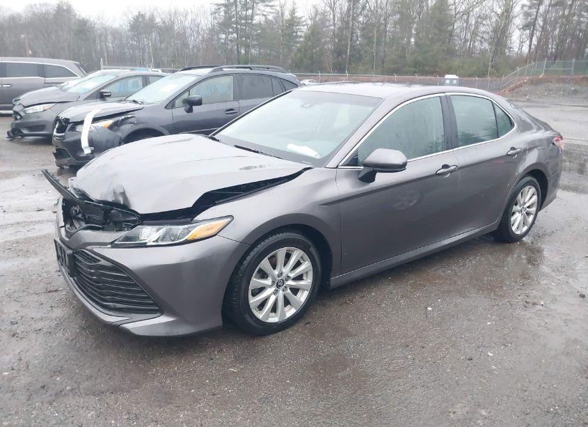 Photo 2 of 2018 Toyota Camry LE (VIN 4T1B11HK2JU008009)