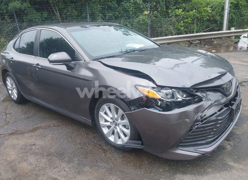 2018 Toyota Camry LE (VIN 4T1B11HK2JU014215) main photo