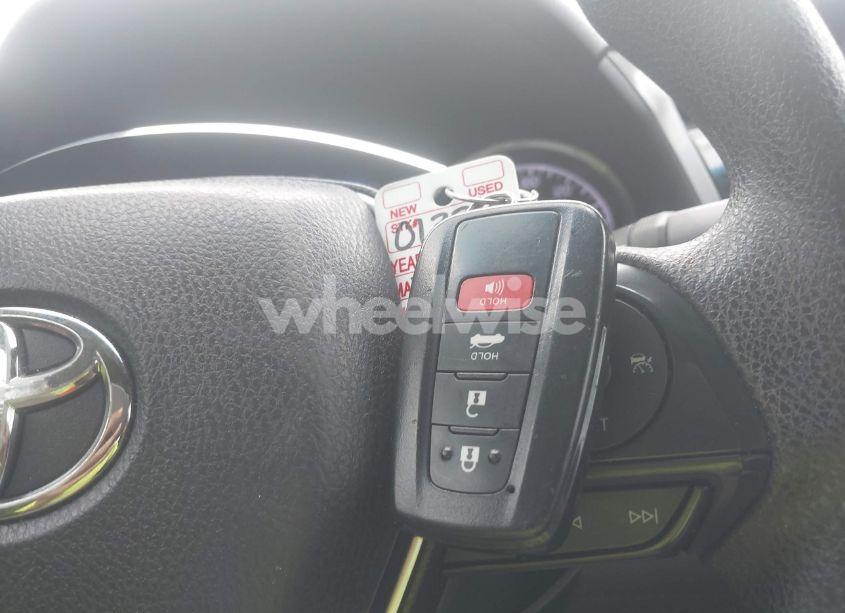 Photo 11 of 2018 Toyota Camry LE (VIN 4T1B11HK2JU014215)