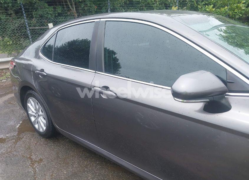 Photo 13 of 2018 Toyota Camry LE (VIN 4T1B11HK2JU014215)