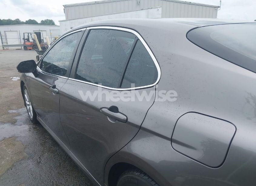 Photo 14 of 2018 Toyota Camry LE (VIN 4T1B11HK2JU014215)