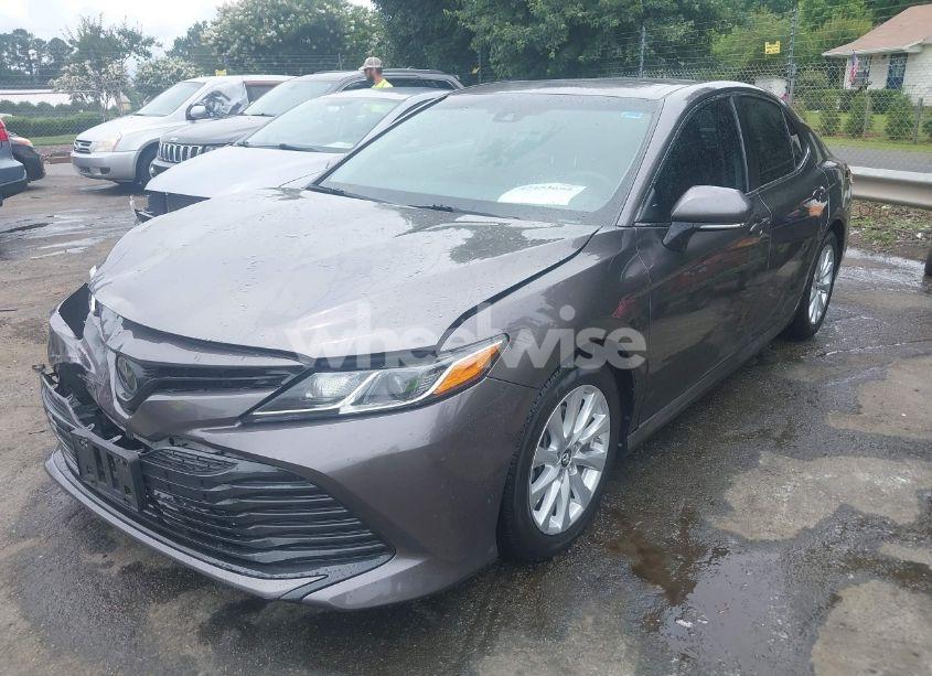 Photo 2 of 2018 Toyota Camry LE (VIN 4T1B11HK2JU014215)