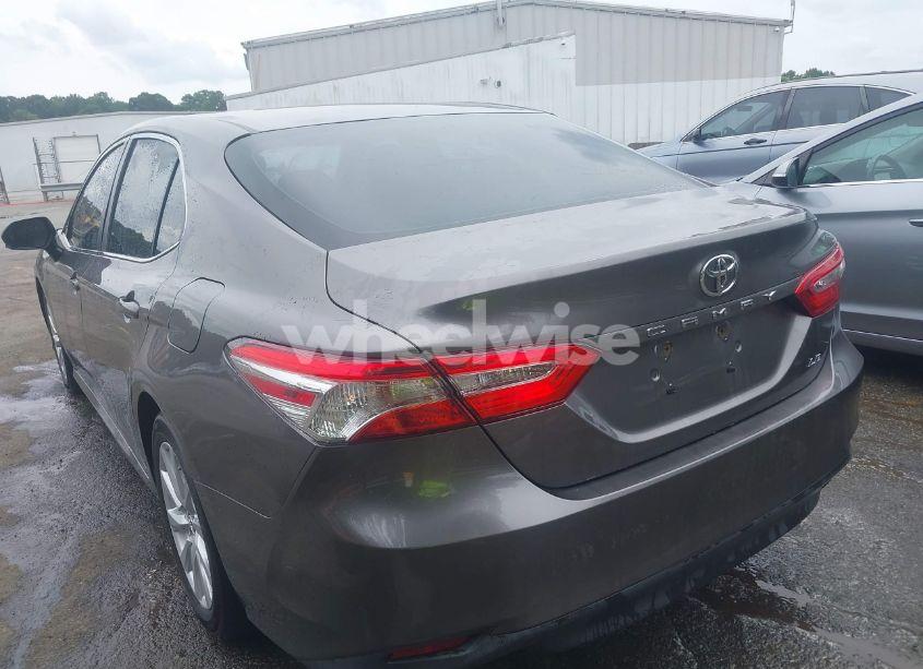 Photo 3 of 2018 Toyota Camry LE (VIN 4T1B11HK2JU014215)