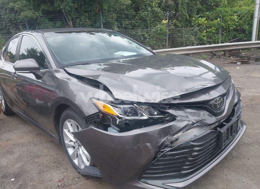 Photo 6 of 2018 Toyota Camry LE (VIN 4T1B11HK2JU014215)