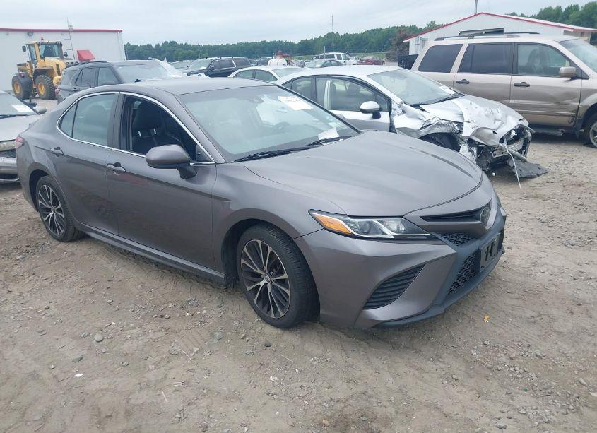 2018 Toyota Camry SE (VIN 4T1B11HK2JU018877) main photo