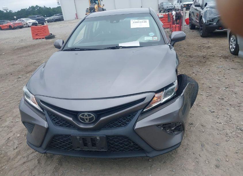 Photo 12 of 2018 Toyota Camry SE (VIN 4T1B11HK2JU018877)