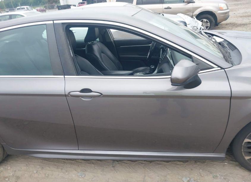 Photo 13 of 2018 Toyota Camry SE (VIN 4T1B11HK2JU018877)