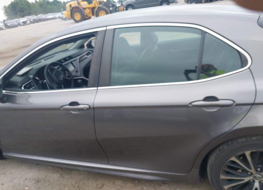 Photo 14 of 2018 Toyota Camry SE (VIN 4T1B11HK2JU018877)