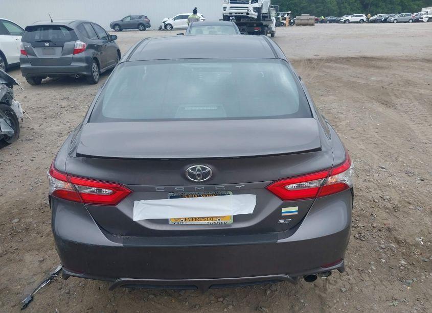 Photo 16 of 2018 Toyota Camry SE (VIN 4T1B11HK2JU018877)