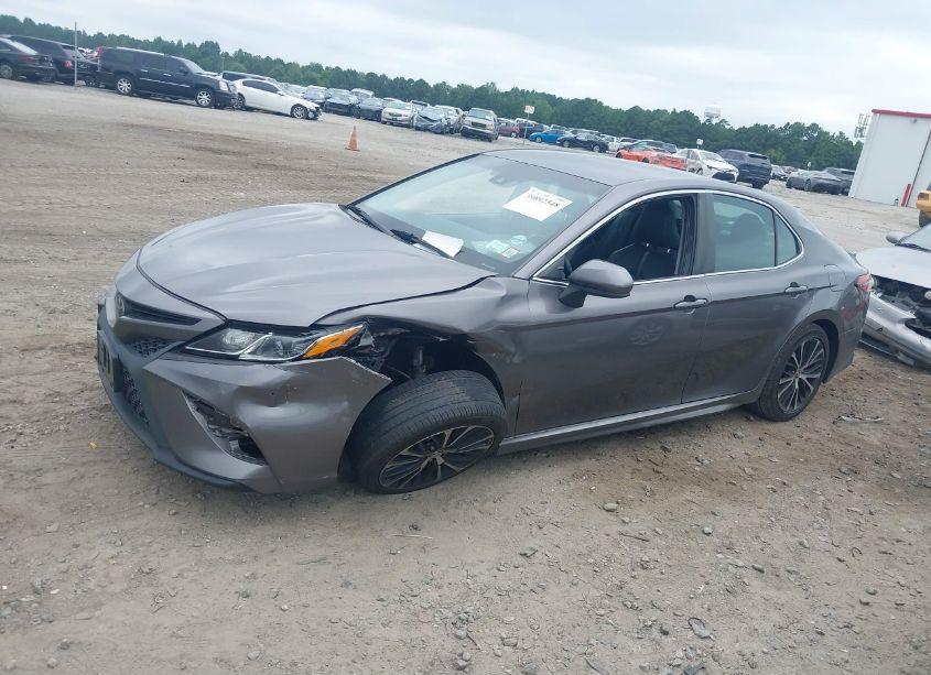 Photo 2 of 2018 Toyota Camry SE (VIN 4T1B11HK2JU018877)
