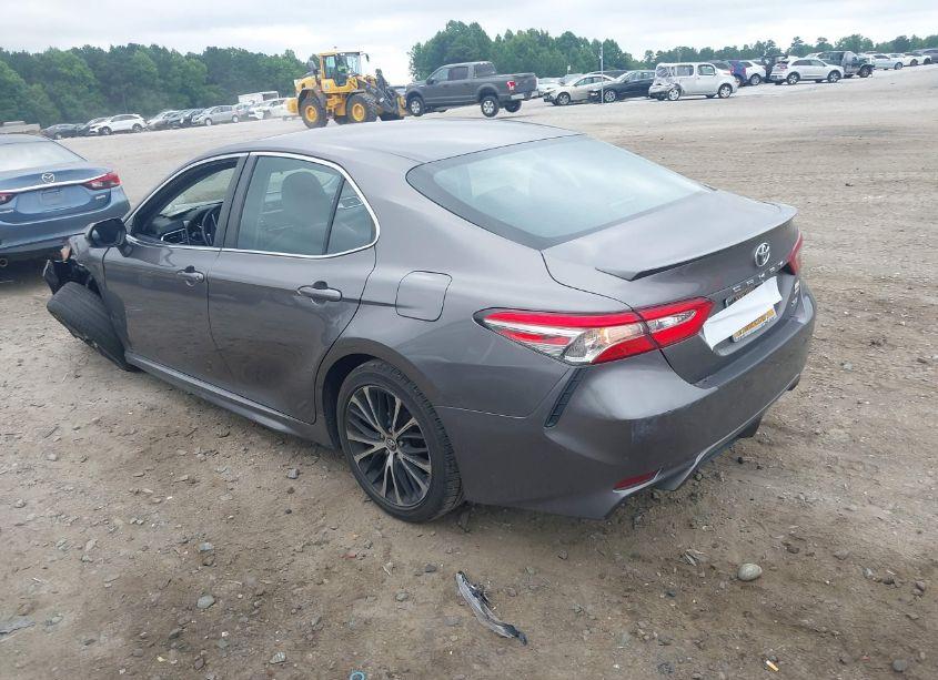 Photo 3 of 2018 Toyota Camry SE (VIN 4T1B11HK2JU018877)