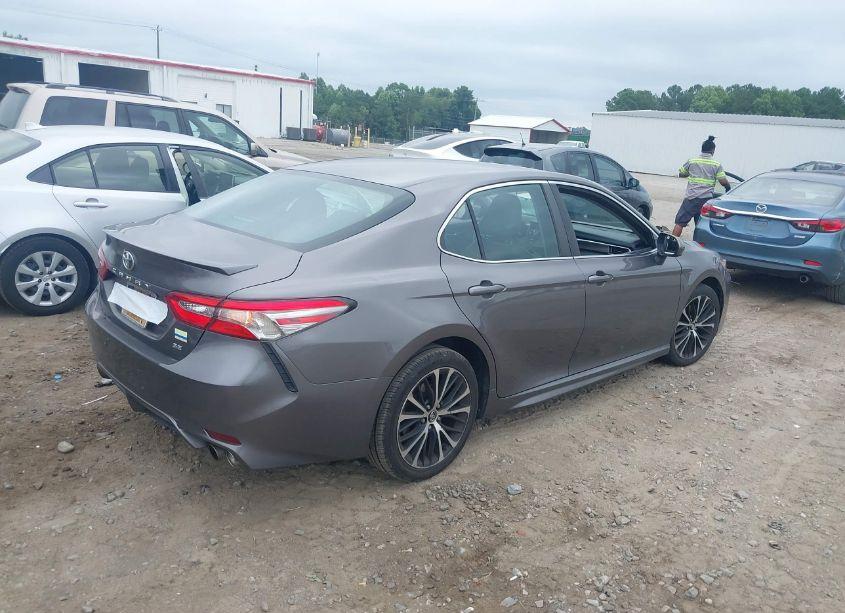 Photo 4 of 2018 Toyota Camry SE (VIN 4T1B11HK2JU018877)