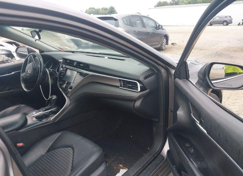 Photo 5 of 2018 Toyota Camry SE (VIN 4T1B11HK2JU018877)