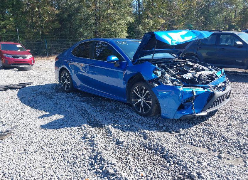 2018 Toyota Camry SE (VIN 4T1B11HK2JU024176) main photo