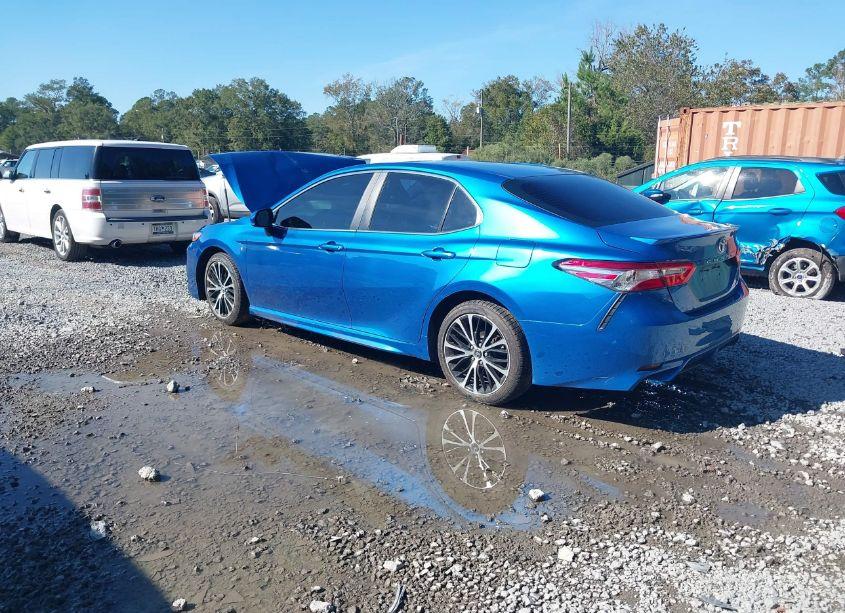 Photo 3 of 2018 Toyota Camry SE (VIN 4T1B11HK2JU024176)