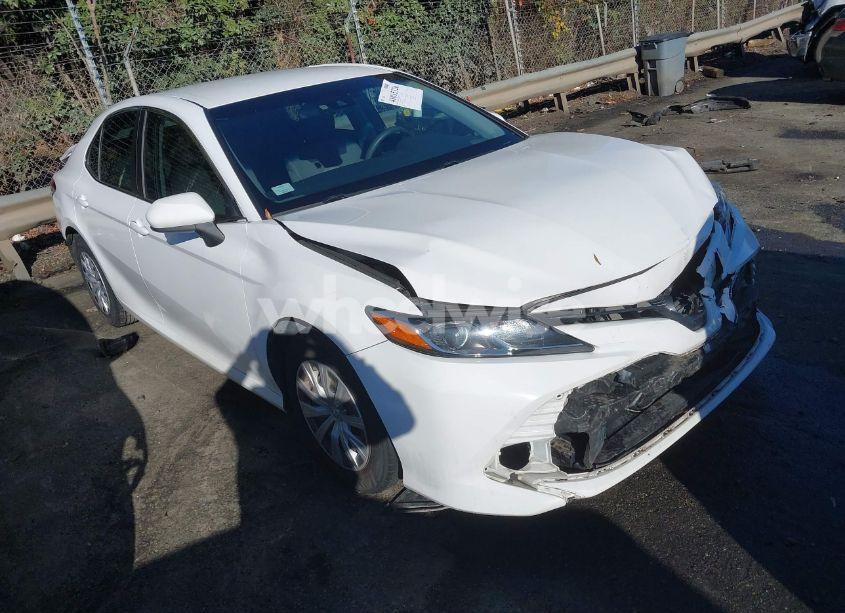 2018 Toyota Camry L (VIN 4T1B11HK2JU041365) main photo