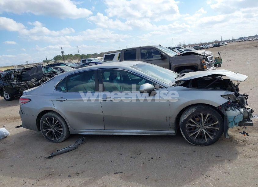 Photo 13 of 2018 Toyota Camry SE (VIN 4T1B11HK2JU070977)