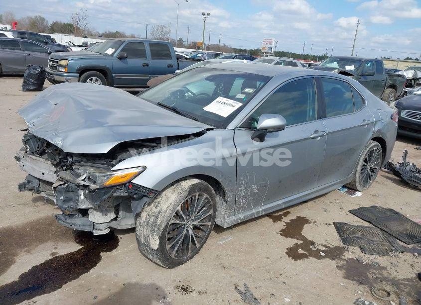 Photo 2 of 2018 Toyota Camry SE (VIN 4T1B11HK2JU070977)