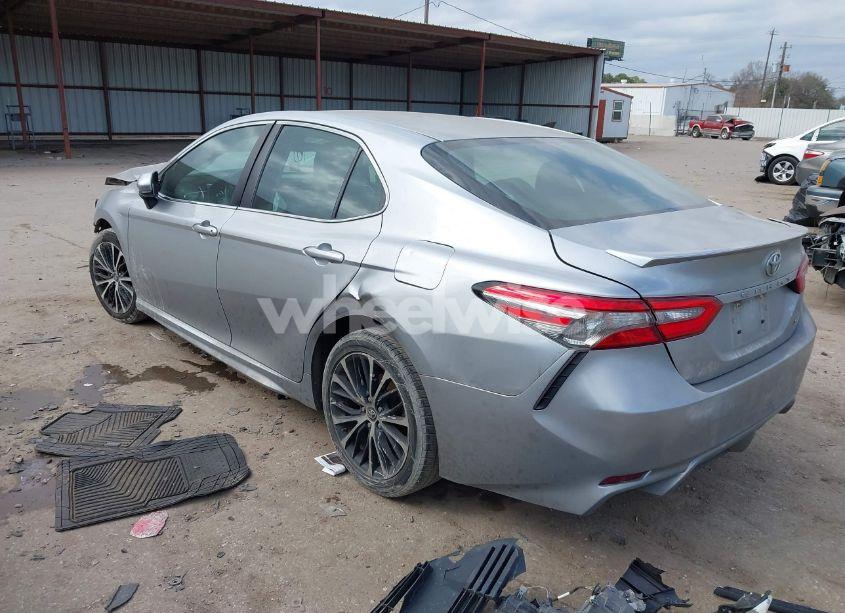 Photo 3 of 2018 Toyota Camry SE (VIN 4T1B11HK2JU070977)