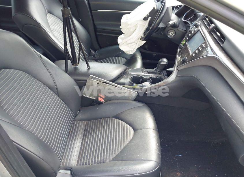 Photo 5 of 2018 Toyota Camry SE (VIN 4T1B11HK2JU070977)