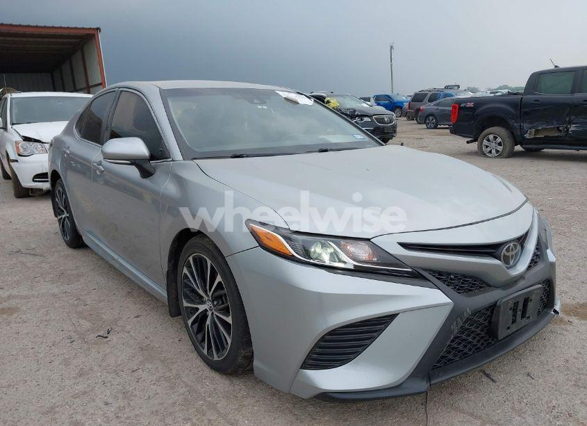 2018 Toyota Camry SE (VIN 4T1B11HK2JU079694) main photo