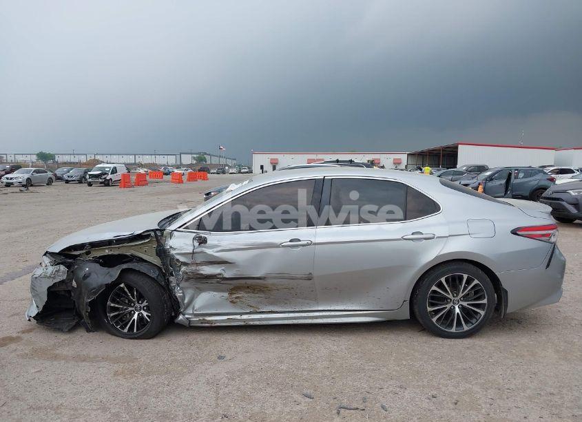 Photo 14 of 2018 Toyota Camry SE (VIN 4T1B11HK2JU079694)