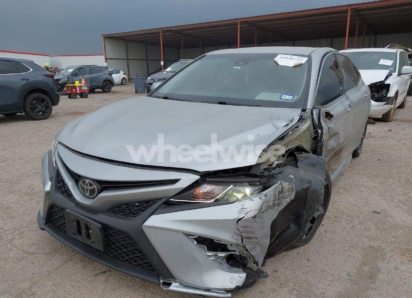 Photo 2 of 2018 Toyota Camry SE (VIN 4T1B11HK2JU079694)