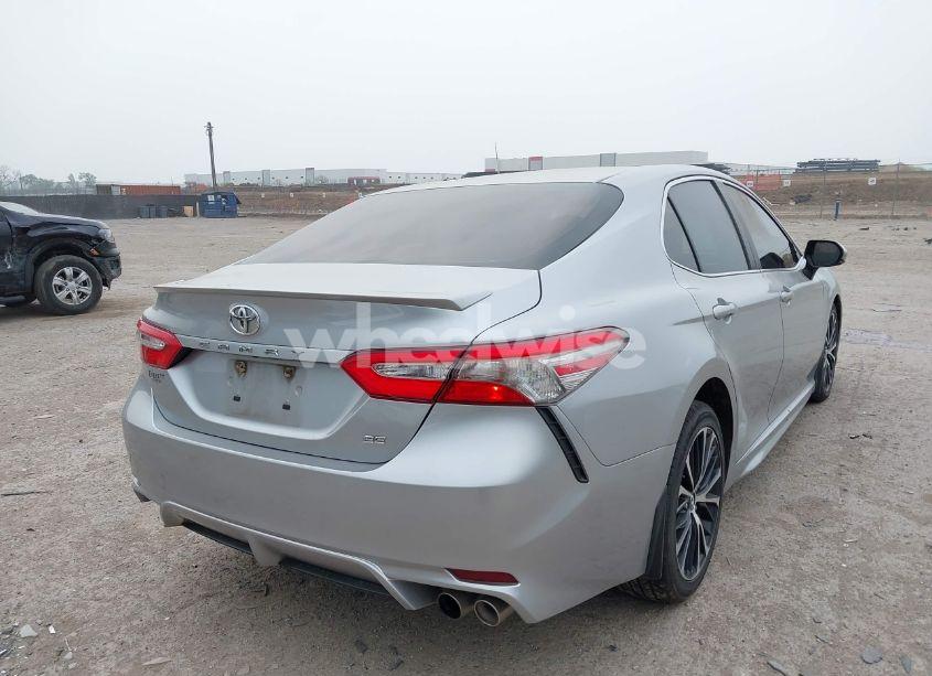 Photo 4 of 2018 Toyota Camry SE (VIN 4T1B11HK2JU079694)