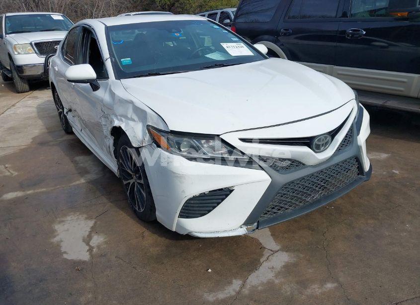 2018 Toyota Camry SE (VIN 4T1B11HK2JU081803) main photo