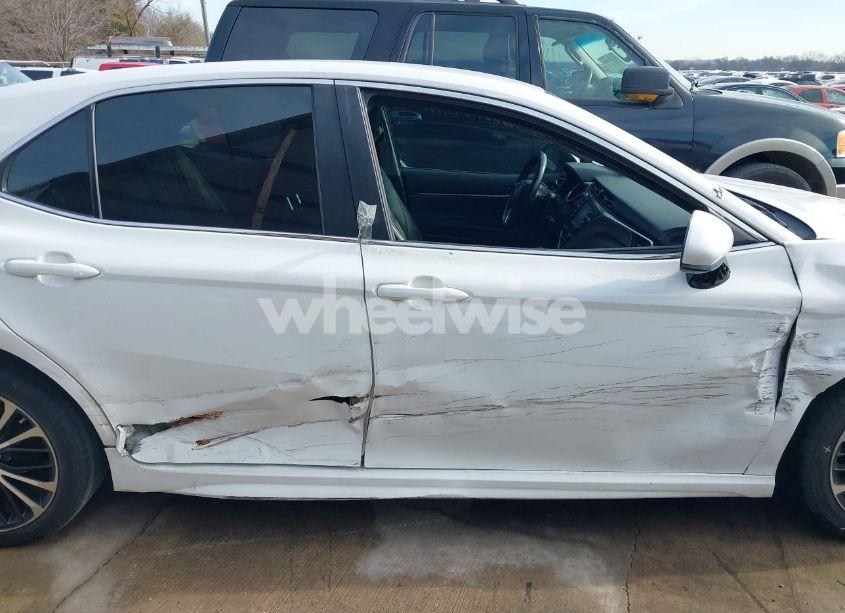 Photo 13 of 2018 Toyota Camry SE (VIN 4T1B11HK2JU081803)