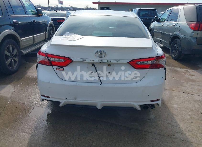 Photo 16 of 2018 Toyota Camry SE (VIN 4T1B11HK2JU081803)