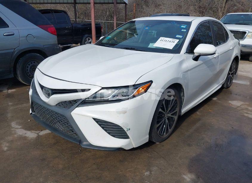 Photo 2 of 2018 Toyota Camry SE (VIN 4T1B11HK2JU081803)